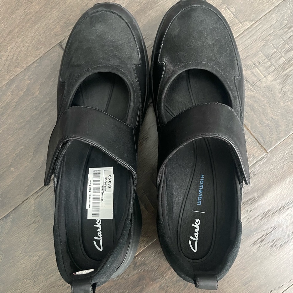 Clarks wave walk shoe.  NWT Size 9